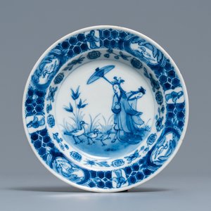 Une coupe en porcelaine Arita en bleu et blanc d'après Cornelis Pronk: 'Dames au parasol', Japon, Edo, 18ème — photo 1