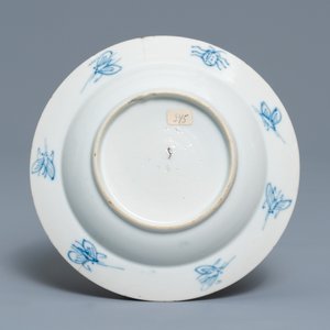 Une coupe en porcelaine Arita en bleu et blanc d'après Cornelis Pronk: 'Dames au parasol', Japon, Edo, 18ème — photo 2