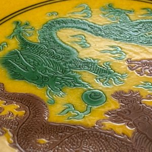 Une coupe en porcelaine de Chine à décor de dragons sur fond jaune, marque de Jiaqing, 19/20ème — photo 9