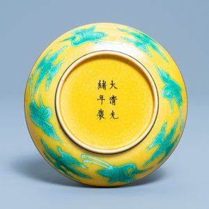 Une coupe en porcelaine de Chine à décor de dragons sur fond jaune, marque et époque de Guangxu — photo 2