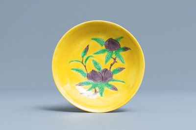 Une coupe en porcelaine de Chine à décor de pêches sur fond jaune, Kangxi