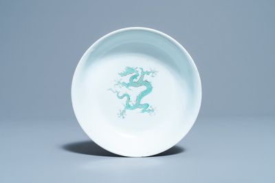 Une coupe en porcelaine de Chine à décor d'un dragon incisé et émaillé vert, marque de Hongzhi, Ming