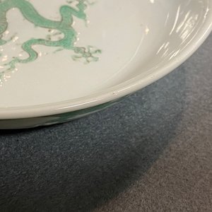 Une coupe en porcelaine de Chine à décor d'un dragon incisé et émaillé vert, marque de Hongzhi, Ming — photo 5