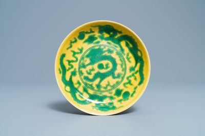 Une coupe en porcelaine de Chine à décor d'un dragon sur fond jaune, marque et époque de Guangxu