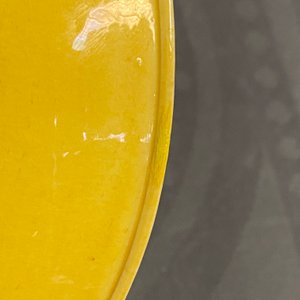 Une coupe en porcelaine de Chine à décor d'un dragon sur fond jaune, marque et époque de Guangxu — photo 4