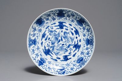 Une coupe en porcelaine de Chine bleu et blanc à décor de grues, marque et époque de Yongzheng