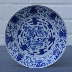 Une coupe en porcelaine de Chine bleu et blanc à décor de grues, marque et époque de Yongzheng — photo 4