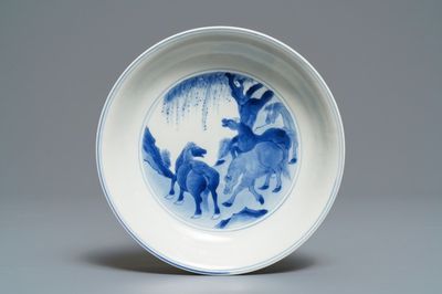 Une coupe en porcelaine de Chine bleu et blanc à décor des 'Huit chevaux de Wang Mu', marque et époque de Kangxi