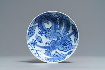 Une coupe en porcelaine de Chine bleu et blanc à décor d'un dragon, marque et époque de Yongzheng