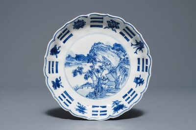 Une coupe en porcelaine de Chine bleu et blanc à décor d'un paysage, Kangxi