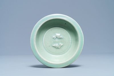 Une coupe en porcelaine de Chine céladon de Longquan à décor de 'deux poissons', Song