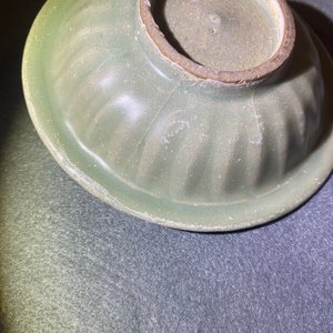 Une coupe en porcelaine de Chine céladon de Longquan à décor de 'deux poissons', Song — photo 8