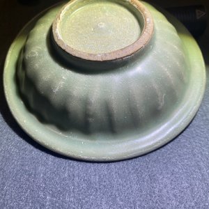 Une coupe en porcelaine de Chine céladon de Longquan à décor de 'deux poissons', Song — photo 9