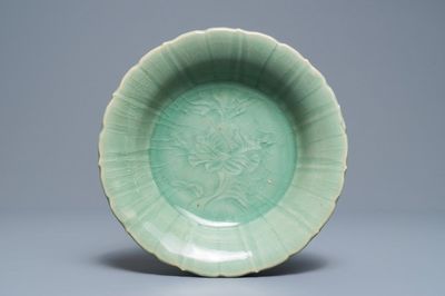 Une coupe en porcelaine de Chine céladon de Longquan à décor incisé, Ming