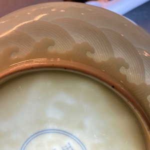 Une coupe en porcelaine de Chine céladon monochrome à décor incisé, marque et poss. époque de Yongzheng — photo 8