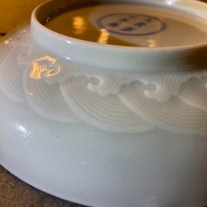 Une coupe en porcelaine de Chine céladon monochrome à décor incisé, marque et poss. époque de Yongzheng — photo 10