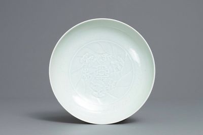 Une coupe en porcelaine de Chine céladon monochrome à décor incisé, marque et poss. époque de Yongzheng