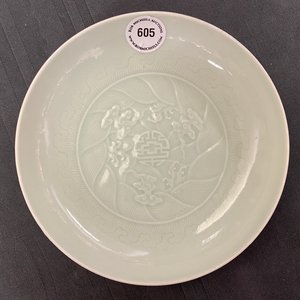 Une coupe en porcelaine de Chine céladon monochrome à décor incisé, marque et poss. époque de Yongzheng — photo 12