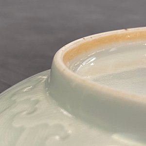 Une coupe en porcelaine de Chine céladon monochrome à décor incisé, marque et poss. époque de Yongzheng — photo 19