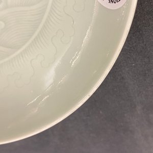 Une coupe en porcelaine de Chine céladon monochrome à décor incisé, marque et poss. époque de Yongzheng — photo 21