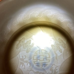 Une coupe en porcelaine de Chine céladon monochrome à décor incisé, marque et poss. époque de Yongzheng — photo 5