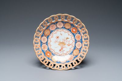 Une coupe en porcelaine de Chine de style Imari à bordure ajourée imitants des pièces de monnaie, Kangxi