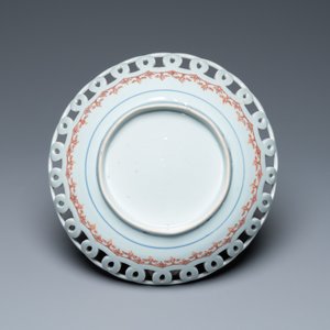 Une coupe en porcelaine de Chine de style Imari à bordure ajourée imitants des pièces de monnaie, Kangxi — photo 2