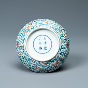 Une coupe en porcelaine de Chine doucai à décor de phénix, marque et époque de Yongzheng — photo 2