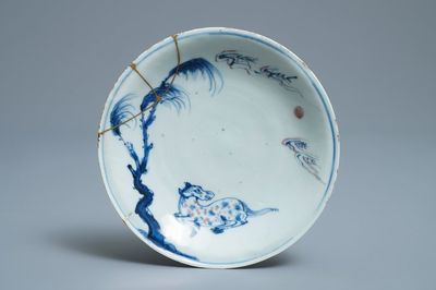 Une coupe en porcelaine de Chine en bleu, blanc et rouge restaurée au kintsugi, Tianqi