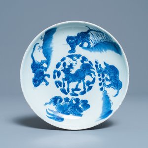 Une coupe en porcelaine de Chine en bleu et blanc à décor d'animaux mythiques, marque et époque de Shunzhi — photo 1