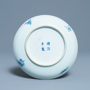 Une coupe en porcelaine de Chine en bleu et blanc à décor d'animaux mythiques, marque et époque de Shunzhi — photo 2