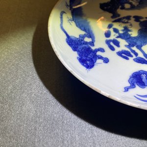 Une coupe en porcelaine de Chine en bleu et blanc à décor d'animaux mythiques, marque et époque de Shunzhi — photo 9