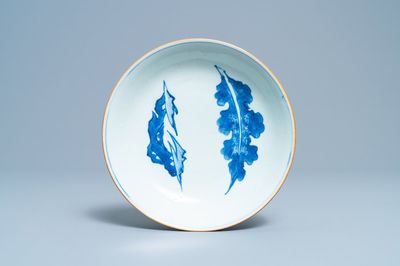 Une coupe en porcelaine de Chine en bleu et blanc à décor de calligraphie, Tianqi