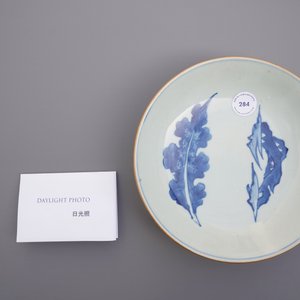 Une coupe en porcelaine de Chine en bleu et blanc à décor de calligraphie, Tianqi — photo 3