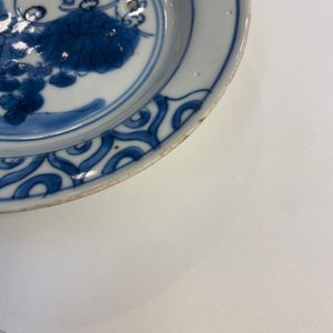 Une coupe en porcelaine de Chine en bleu et blanc à décor de chrysanthèmes et d'un poème, marque et époque de Tianqi — photo 4