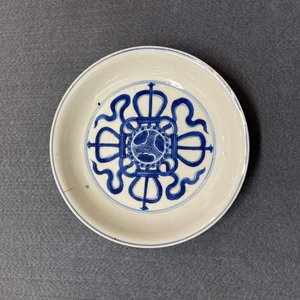 Une coupe en porcelaine de Chine en bleu et blanc à décor d'un double vajra, marque et époque de Kangxi — photo 3