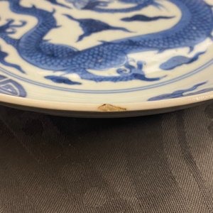 Une coupe en porcelaine de Chine en bleu et blanc à décor d'un dragon et Shou, marque et époque de Yongzheng — photo 9