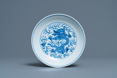Une coupe en porcelaine de Chine en bleu et blanc à décor d'un dragon, marque et époque de Guangxu
