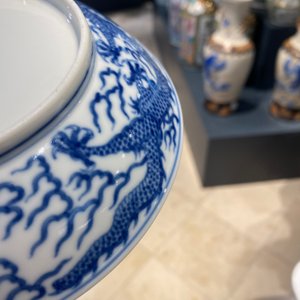 Une coupe en porcelaine de Chine en bleu et blanc à décor d'un dragon, marque et époque de Guangxu — photo 8