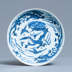 Une coupe en porcelaine de Chine en bleu et blanc à décor d'un dragon, Wanli — photo 1