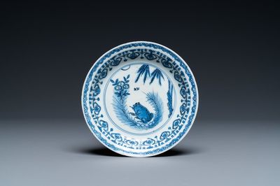 Une coupe en porcelaine de Chine en bleu et blanc à décor d'une grenouille, Jiajing ou Wanli