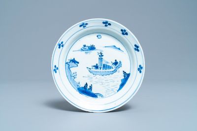 Une coupe en porcelaine de Chine en bleu et blanc à décor d'une jonque, Wanli