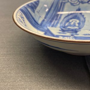 Une coupe en porcelaine de Chine en bleu et blanc à décor d'une scène du 'Xi Xiang Ji', marque de Jiajing, Kangxi — photo 16