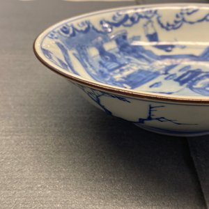 Une coupe en porcelaine de Chine en bleu et blanc à décor d'une scène du 'Xi Xiang Ji', marque de Jiajing, Kangxi — photo 19