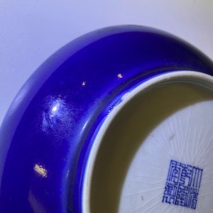 Une coupe en porcelaine de Chine en bleu monochrome, marque et époque de Qianlong — photo 8