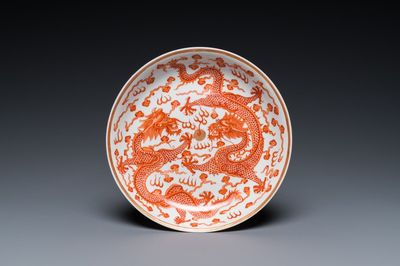 Une coupe en porcelaine de Chine en rouge de fer et dorée à décor de dragons, marque et probablement époque de Xuantong