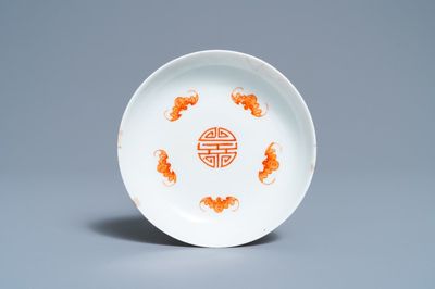 Une coupe en porcelaine de Chine famille rose à décor de chauve-souris autour d'un Shou, marque et époque de Jiaqing