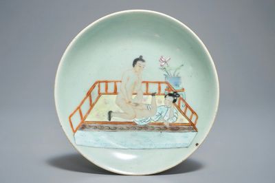 Une coupe en porcelaine de Chine famille rose sur fond céladon à décor érotique, 19ème