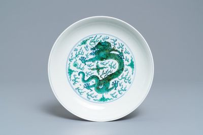Une coupe en porcelaine de Chine famille verte à décor d'un dragon, marque de Yongzheng, 19/20ème