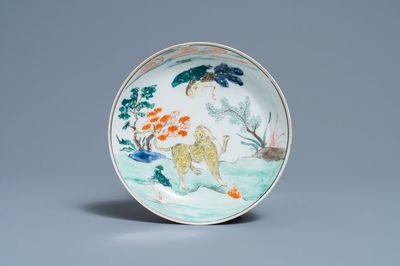 Une coupe en porcelaine de Chine famille verte à décor d'un qilin et d'un phénix, 19ème